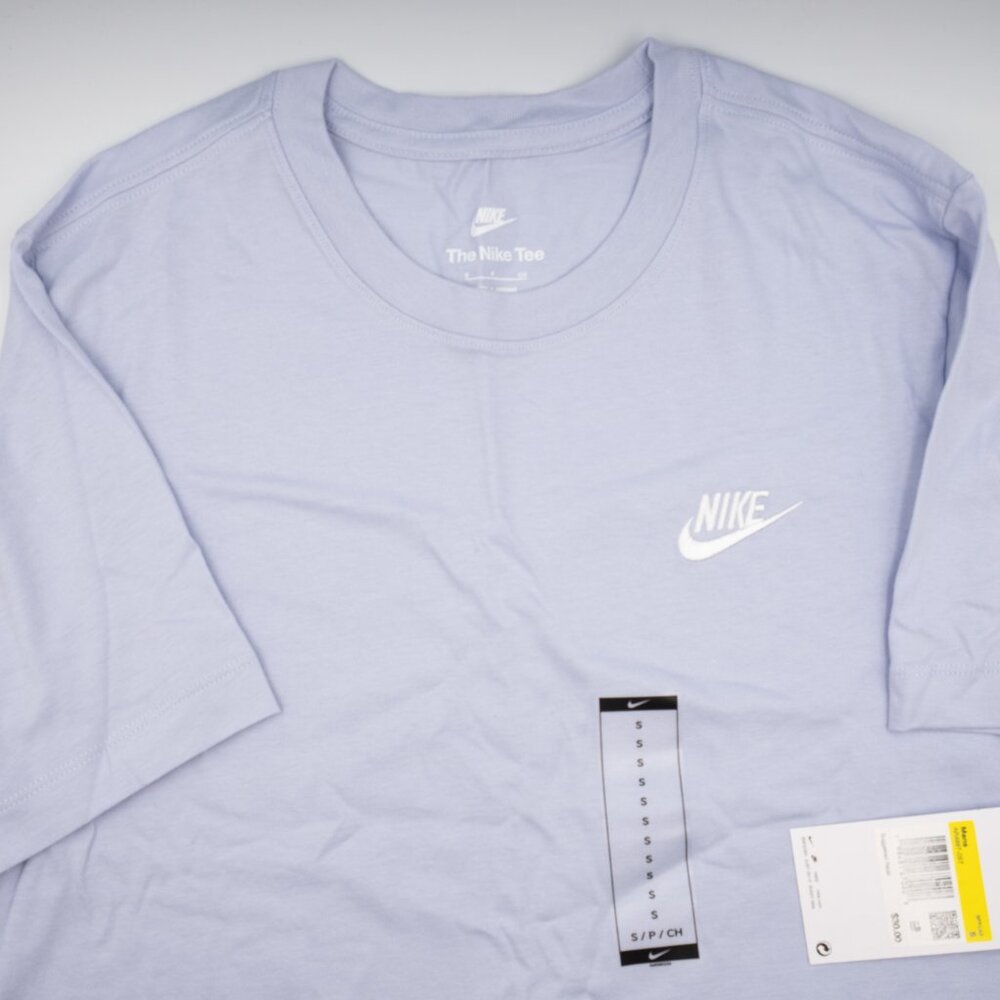 NWT Nike tee shirt Small - Everyday cotton fabric feels soft and lightweight.